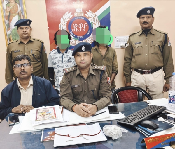 چوری کے سامان اور شراب کے ساتھ دو اسمگلر گرفتار چوری کے سامان اور شراب کے ساتھ دو اسمگلر گرفتار