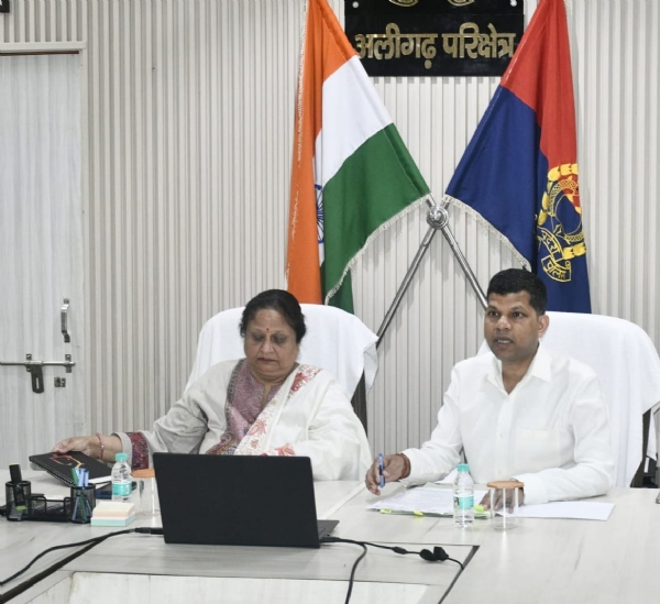 کمنشر ڈی آئی جی میٹنگ لیتے ہوئے