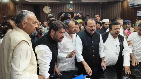 احتجاج درج کراتے ہوئے لیڈران