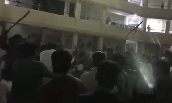 کاکتیہ یونیورسٹی میں طلبا کا ایک دوسرے پر لاٹھیوں اور پتھروں سے حملہ کاکتیہ یونیورسٹی میں طلبا کا ایک دوسرے پر لاٹھیوں اور پتھروں سے حملہ