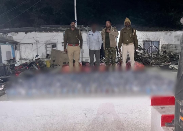 ویر پور بازار میں 189 لیٹر نیپالی شراب کے ساتھ آٹو ڈرائیور گرفتار