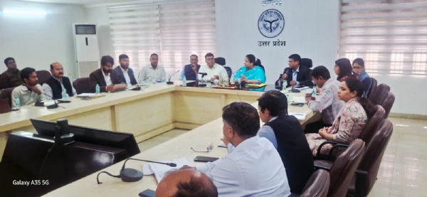 کمنشر اور دیگر افسران میٹنگ کرتے ہوئے کمنشر اور دیگر افسران میٹنگ کرتے ہوئے