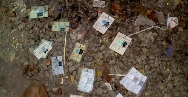 رانی گنج میں کچرے کے ڈھیر سے سینکڑوں ووٹر کارڈ برآمد