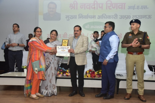 اعزاز پیش کرتے ہوئے اترپردیش کے چیف الیکشن آفیسر