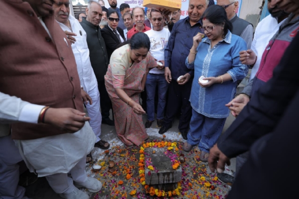 وزیراعلیٰ ریکھا گپتا نے شالیمار باغ میں سیوریج لائن، نکاسی آب اور سڑک کے کاموں کا افتتاح کیا