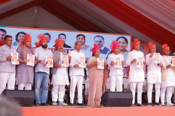 وزیراعلیٰ ریکھا گپتا نے حکومت کے ترقیاتی کاموں کا رپورٹ کارڈ شیئر کیا