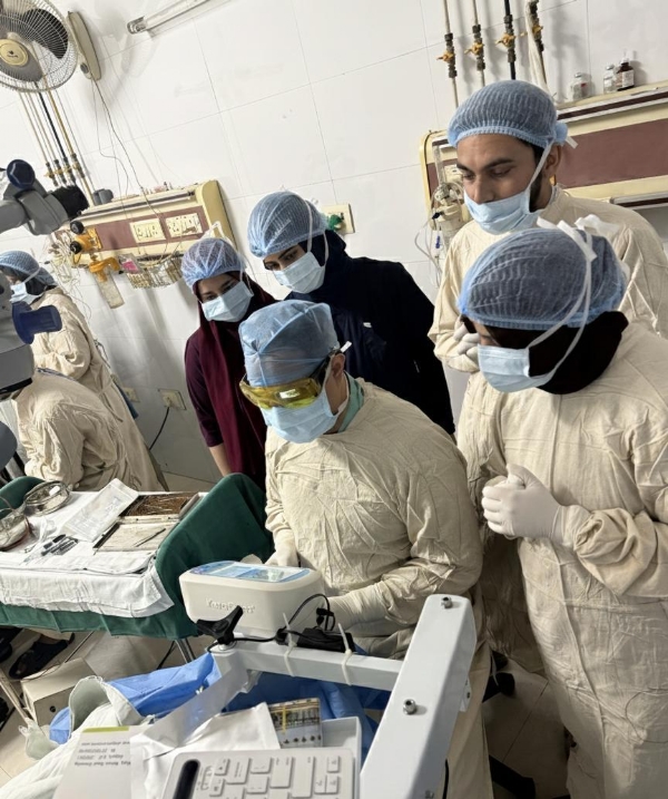 آپریشن کرتے ہوئے