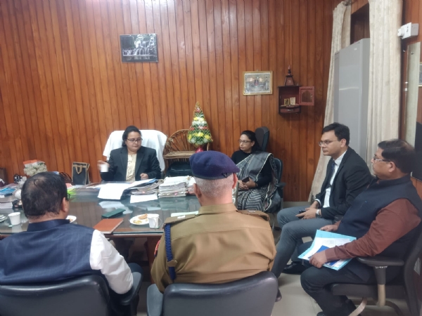 لوک عدالت کولیکر میٹنگ کرتے ہوئے