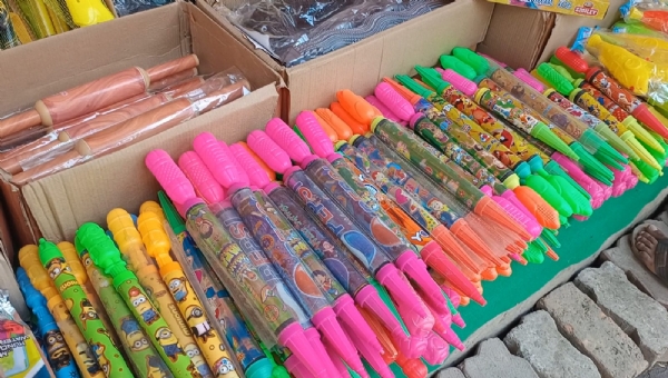 ہولی کے قریب آتے ہی بازار جوش و خروش سے گونج رہے ہیں، رنگ، گلال اورپچکاری کی خریداری تیز