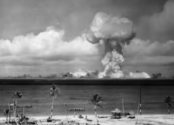 امریکہ نے اسے ’’کیسل براوو‘‘ تجربے کا نام دیا تھا۔ فوٹو: انٹرنیٹ میڈیا