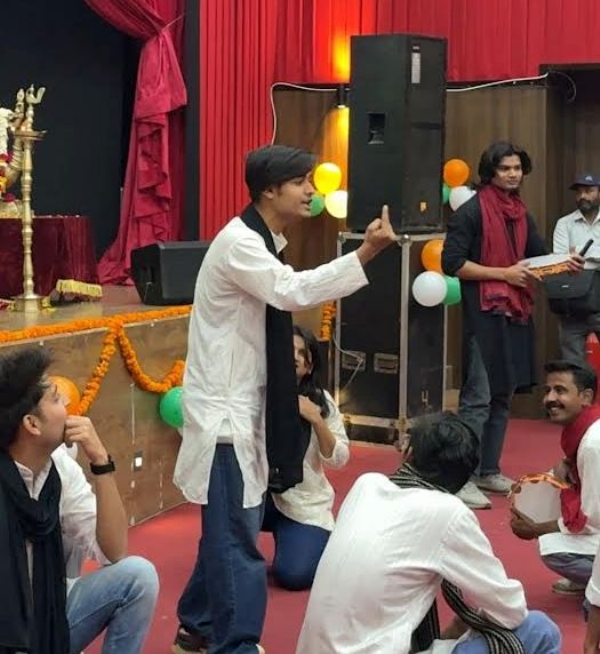 طلبا نکڑ ناٹک پیش کرتے ہوئے