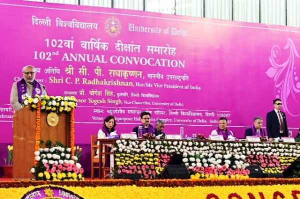 نائب صدر جمہوریہ نے ڈی یو کے 102 ویں کانووکیشن میں 1.2 لاکھ سے زیادہ طلباءکو ڈگریاں عطا کیں