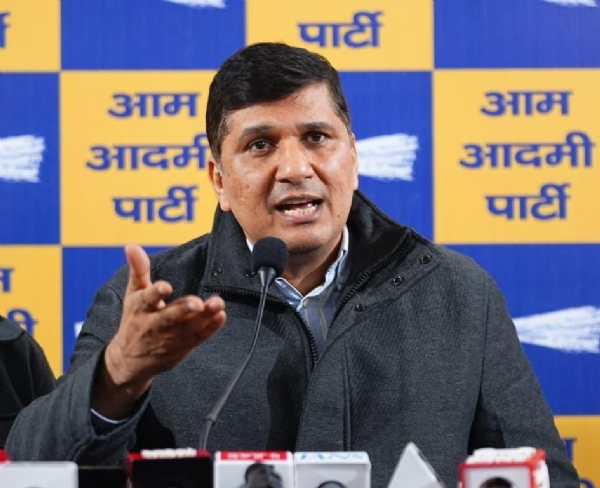 بی جے پی حکومت کا متوسط طبقے کے ساتھ بڑا دھوکہ، آئندہ تعلیمی سیشن میں بھی نجی اسکولوں پر قانون لاگو نہیں ہوگا: سوربھ بھاردواج