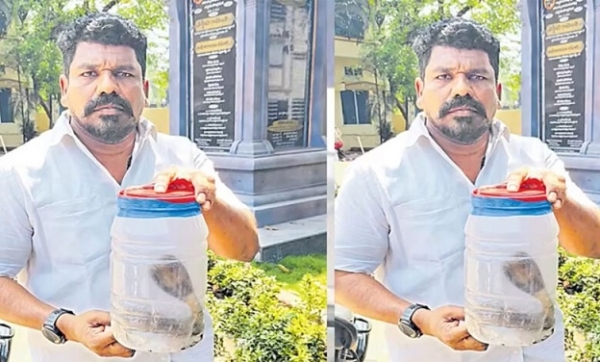 بلدیہ کے کونسل اجلاس میں کونسلر ناگ سانپ کے ساتھ پہنچ گیا