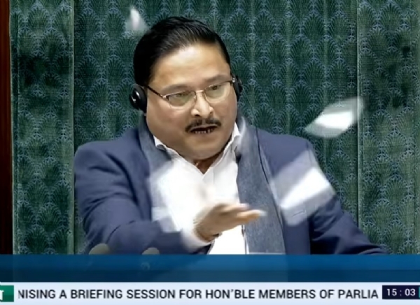 لوک سبھامیں زبردست ہنگامہ آرائی، 8 اپوزیشن ممبران پارلیمنٹ معطل