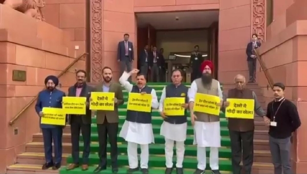 آپ کے اراکینِ پارلیمنٹ کا امریکہ کے ساتھ ٹریڈ ڈیل کے خلاف پارلیمنٹ احاطے میں زوردار احتجاج: سنجے سنگھ