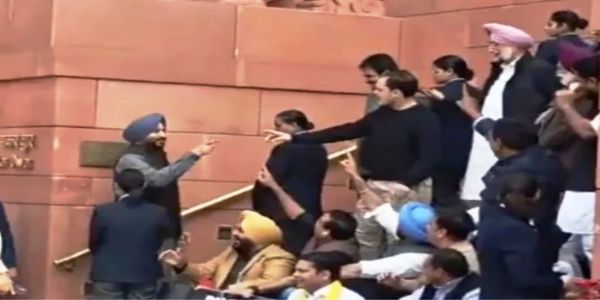 پارلیمنٹ کے احاطے میں راہل گاندھی اور رونیت سنگھ بٹو کے درمیان نوک جھونک