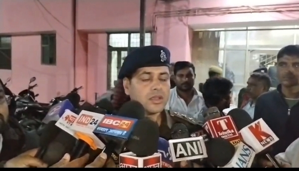 زیر تعمیر گنگا ایکسپریس وے پر ایک بے قابو کارنے سات لوگوں کو روندا، چار افراد ہلاک ہو گئے۔