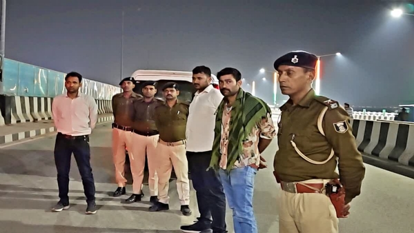 میرین ڈرائیو پر انکاؤنٹر، شارپ شوٹر کو دوڑا کر ماری گولی میرین ڈرائیو پر انکاؤنٹر، شارپ شوٹر کو دوڑا کر ماری گولی