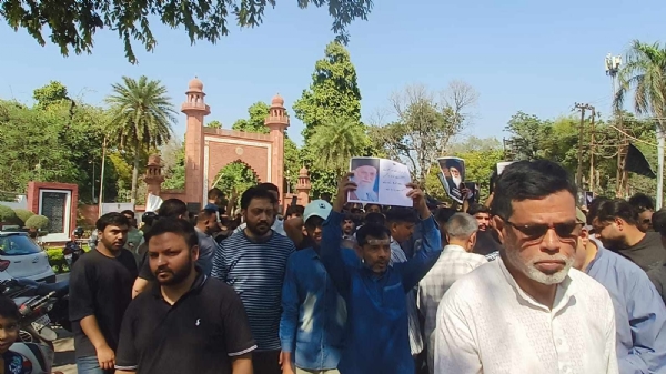 احتجاج درج کراتے ہوئے احتجاج درج کراتے ہوئے