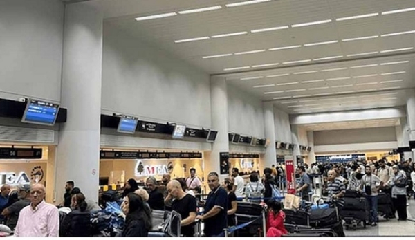 پاکستان کے ایئرپورٹ پر مسافر۔ فوٹو فائل