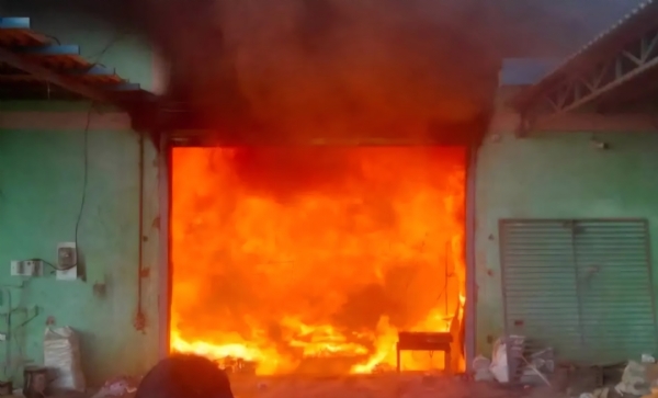 پلائی ووڈ کے گودام میں آگ لگ گئی، لاکھوں مالیت کا نقصان پلائی ووڈ کے گودام میں آگ لگ گئی، لاکھوں مالیت کا نقصان