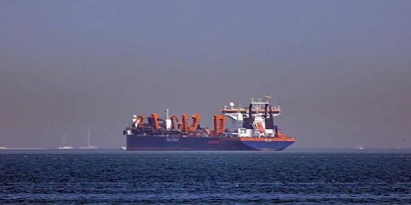 ایران جنگ کے بڑھنے کے ساتھ ہی سینکڑوں بحری جہاز خلیج میں لنگر انداز ہو گئے، جس سے آبنائے ہرمز پر خدشات بڑھ گئے۔