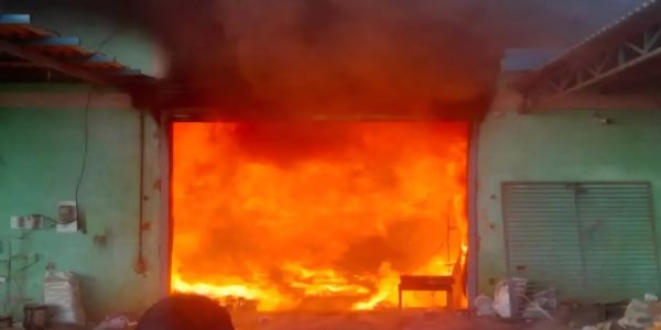 پلائی ووڈ کے گودام میں آگ ، لاکھوں مالیت کا نقصان