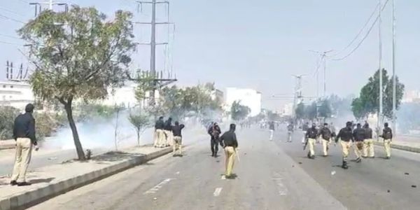 کراچی میں امریکی قونصلیٹ کے باہر تصادم، سیکیورٹی اہلکاروں کی گولیوں سے 9 افراد ہلاک، 18 زخمی