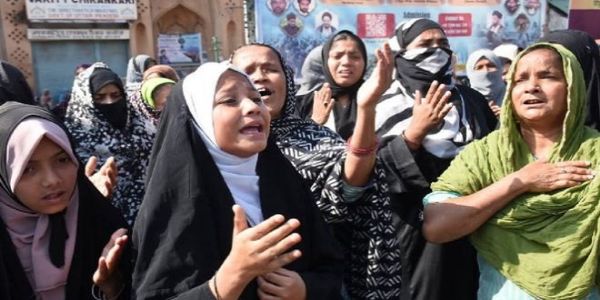 ایران کے سپریم لیڈر آیت اللہ علی خامنہ ای کے انتقال کی خبر کے بعد لکھنو سمیت اتر پردیش کے کئی علاقوں میں احتجاجی مظاہرے