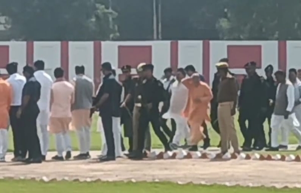 وزیر اعلیٰ یوگی وارانسی پہنچے، پولیس لائنز میں استقبال وزیر اعلیٰ یوگی وارانسی پہنچے، پولیس لائنز میں استقبال