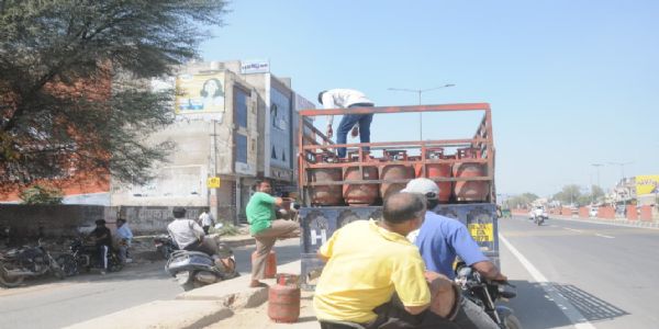 جے پور میں گیس سلنڈر کی قلت: ڈسٹری بیوٹرز کے پاس صرف ایک دن کا اسٹاک بچا۔