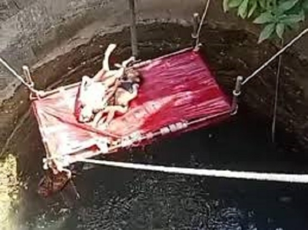 بچوں کو کھٹیا کے ذریعے اوپر لایا گیا۔