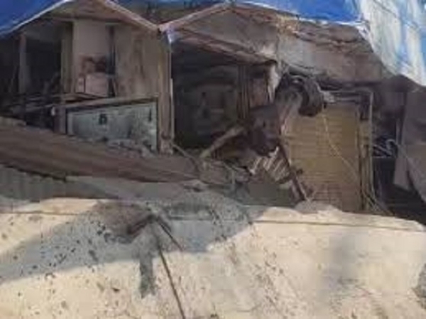 جواہر چوک پر 5 دکانوں کے چھجے گرے، میٹرو تعمیر پر اٹھے سوال، رکن اسمبلی اور کونسلر موقع پر پہنچے