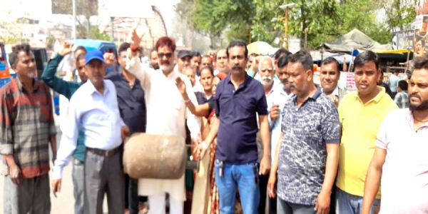 گیس سلنڈر کی بلیک مارکیٹنگ کے خلاف چھوٹے تاجروں کا احتجاج