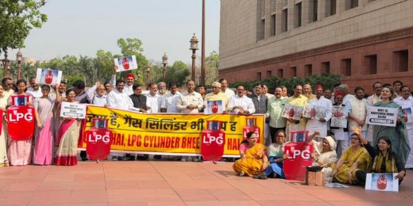 مغربی ایشیا میں جنگ کے باعث گیس بحران پر اپوزیشن کا پارلیمنٹ میں احتجاج