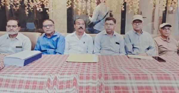 پریس کانفرنس کرتے ہوئے