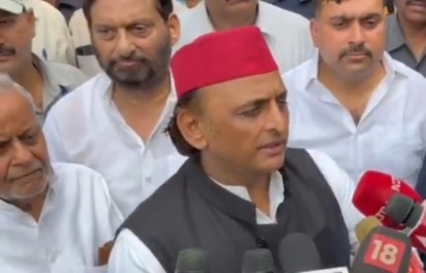 شنکراچاریہ کے آشیرواد سے اتر پردیش میں فرضی سنتوں کا خاتمہ ہوگا: اکھلیش یادو