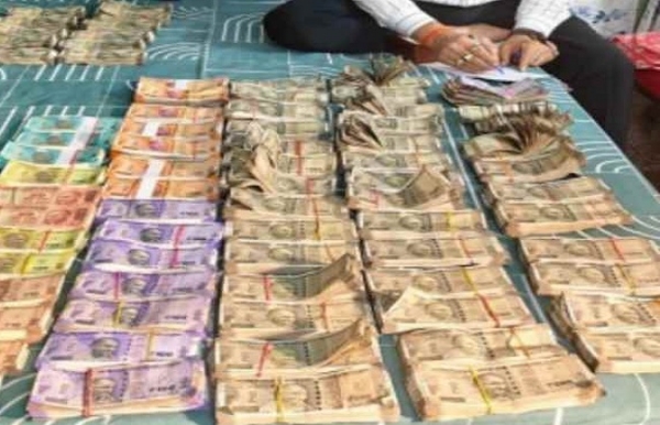 محکمہ صحت کے بد عنوان ڈی جی ایم کے گھر ایس وی یو کا چھاپہ،32لاکھ نقد برآمد