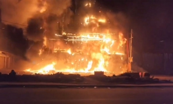 حیدرآباد میں پانچ منزلہ فرنیچر کی دکان میں آتشزدگی حیدرآباد میں پانچ منزلہ فرنیچر کی دکان میں آتشزدگی