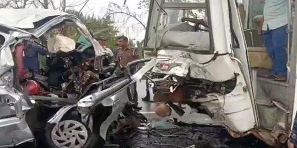 بنگلہ دیش میں دو بسوں میں ٹکر، دلہا - دلہن سمیت 14 افراد ہلاک، بی این پی رہنما کے گھر پر ماتم