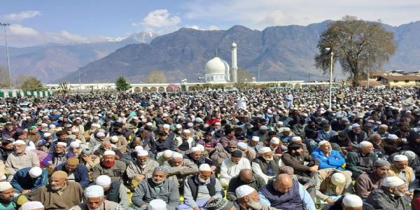 درگاہ حضرت بل میں جمعۃ الوداع کی ادائیگی کے لیے ایک لاکھ زائرین کا ہجوم