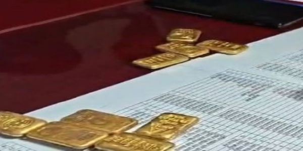 وارانسی اسٹیشن پر 3.54 کروڑ مالیت کا سونا بر آد ، دو گرفتار افریقہ سے بنگلہ دیش کے راستے بھارت پہنچا تھا