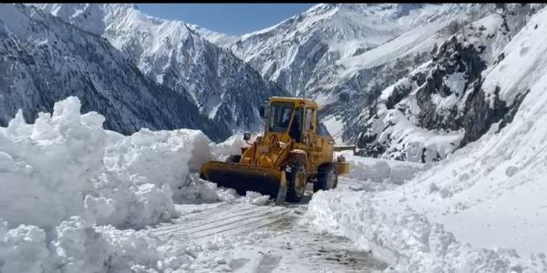 بھاری برف باری کے بعد سری نگر-لیہہ ہائی وے چوتھے دن بھی بند ،متعدد گاڑیاں پھنسیں