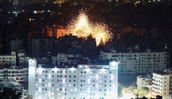 اسرائیل کے لبنان پر حملے کے بعد بیروت کے جنوبی مضافاتی علاقوں کے کئی حصوں میں آگ لگ گئی۔ فوٹو: انٹرنیٹ میڈیا اسرائیل کے لبنان پر حملے کے بعد بیروت کے جنوبی مضافاتی علاقوں کے کئی حصوں میں آگ لگ گئی۔ فوٹو: انٹرنیٹ میڈیا