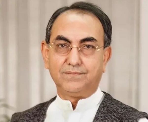 مرزا عباس وزیراعظم کے سیاسی مشیر ہیں۔ فوٹو: فائل