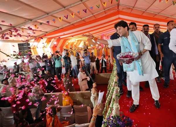 گھاٹی گاوں میں لاڈلی بہنا کنونشن میں خواتین کا استقبال کرتے ہوئے مرکزی وزیر سندھیا