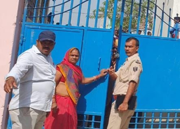 آپس میں و طالب علم کے درمیان جھگڑا، والدین اور گاؤں والوں نے کیا ہنگامہ