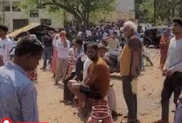 بھوپال میں گیس کی قلت سے پریشان لوگ لائن میں اپنی باری کا انتظار کرتے ہوئے