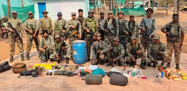 نکسلیوں کے ذریعہ چھپایا گیا دھماکہ خیز مواد اور نکسلی مواد برآمد نکسلیوں کے ذریعہ چھپایا گیا دھماکہ خیز مواد اور نکسلی مواد برآمد